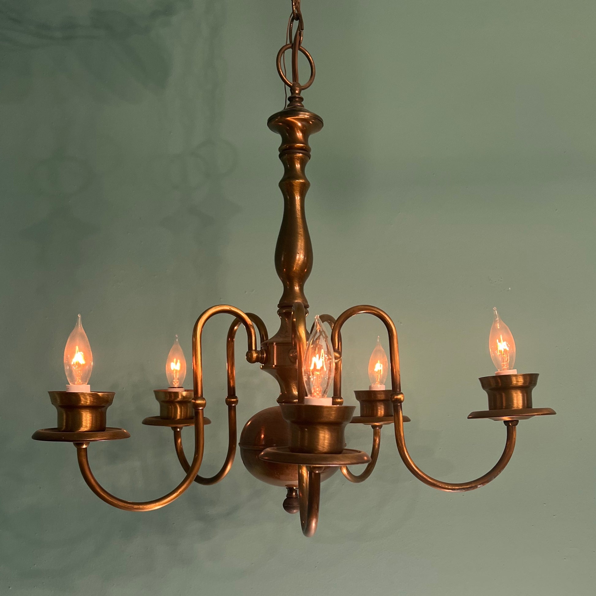 Vintage Early American-style Traditional 5-Light Chandelier in Antique Brass