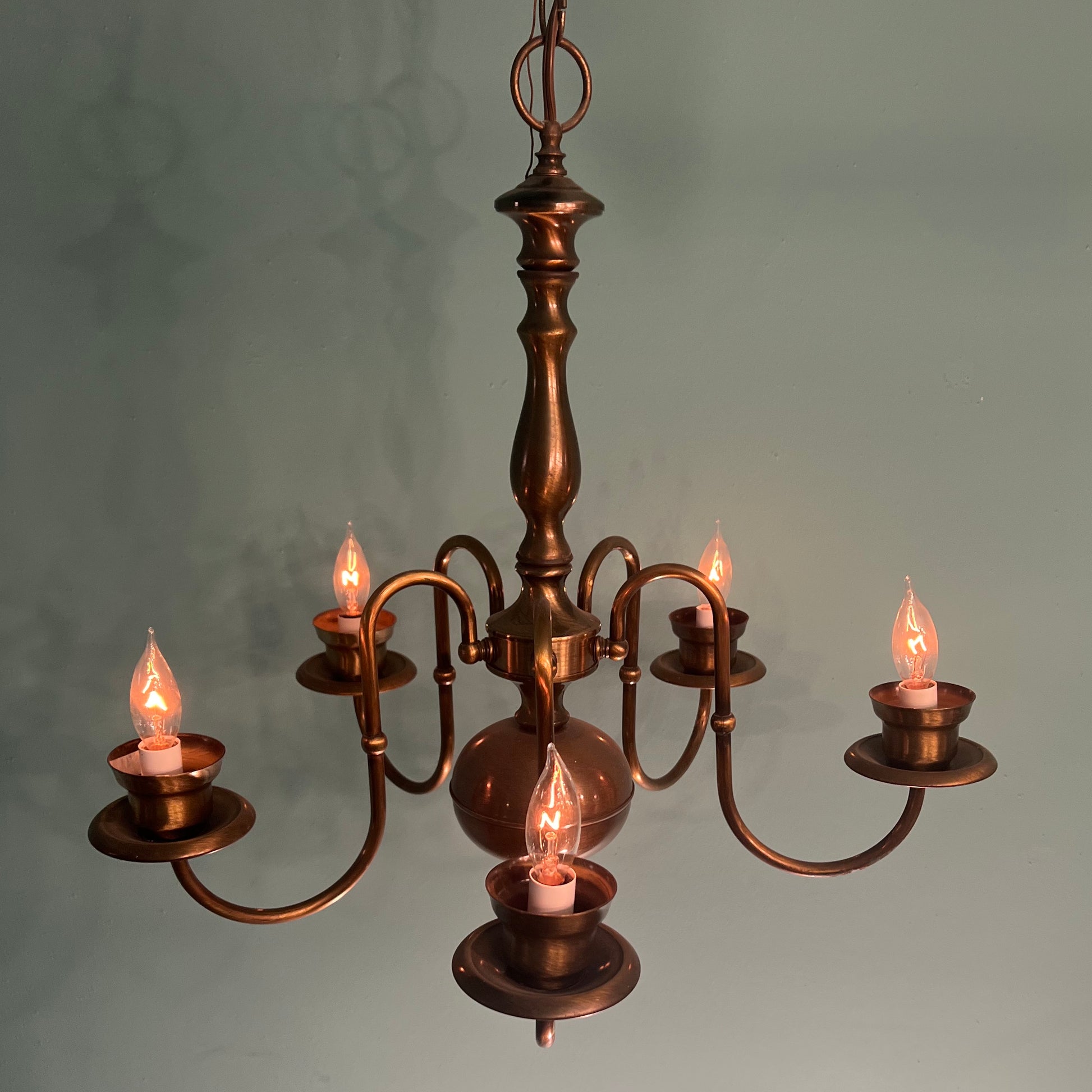 Vintage Early American-style Traditional 5-Light Chandelier in Antique Brass