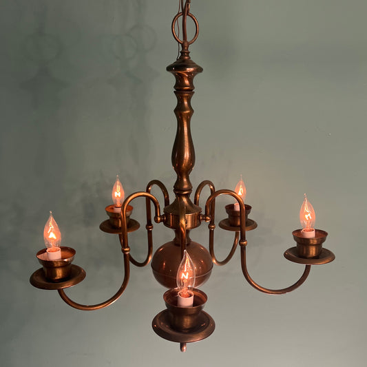 Vintage Early American-style Traditional 5-Light Chandelier in Antique Brass