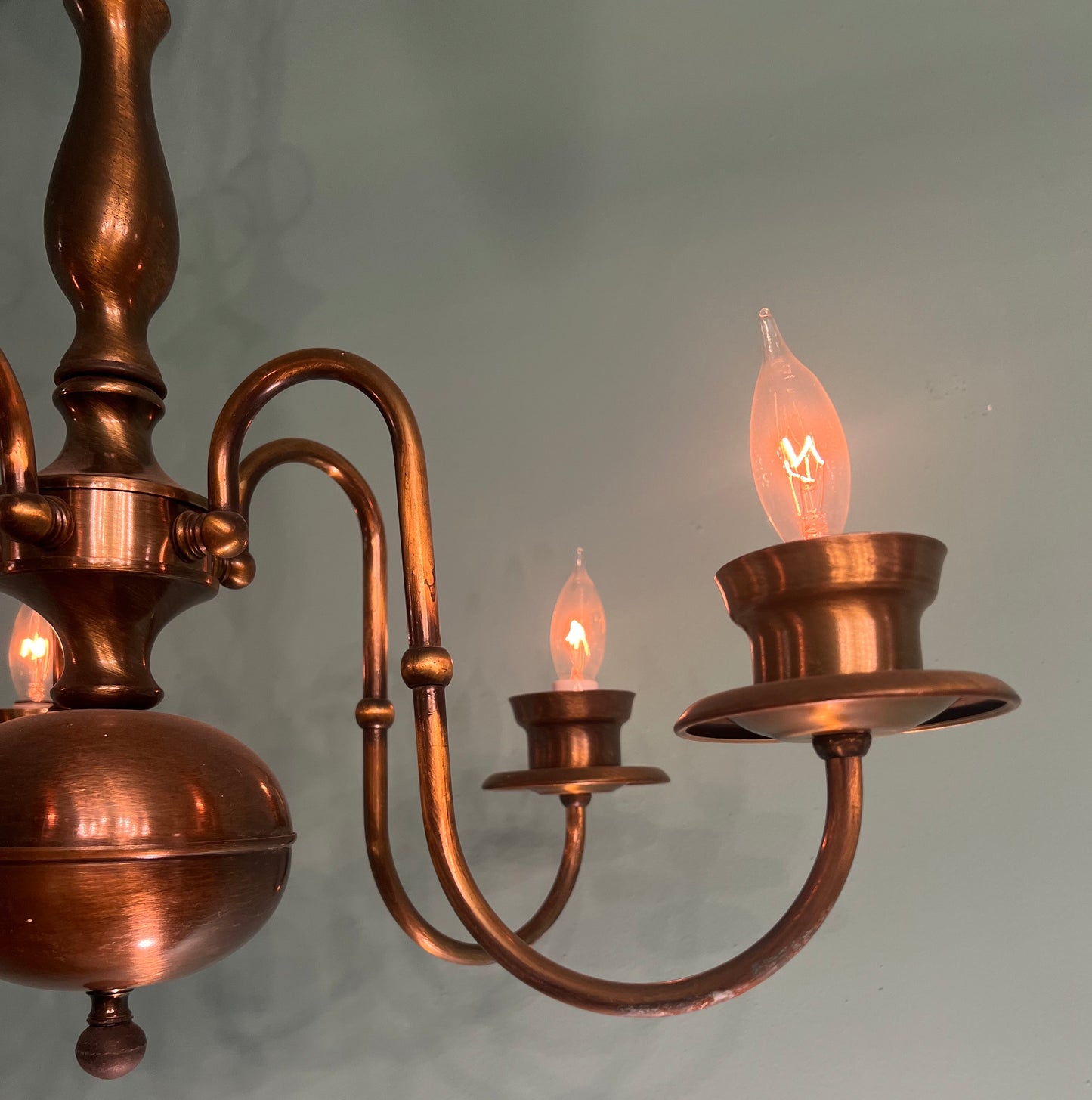 Vintage Early American-style Traditional 5-Light Chandelier in Antique Brass