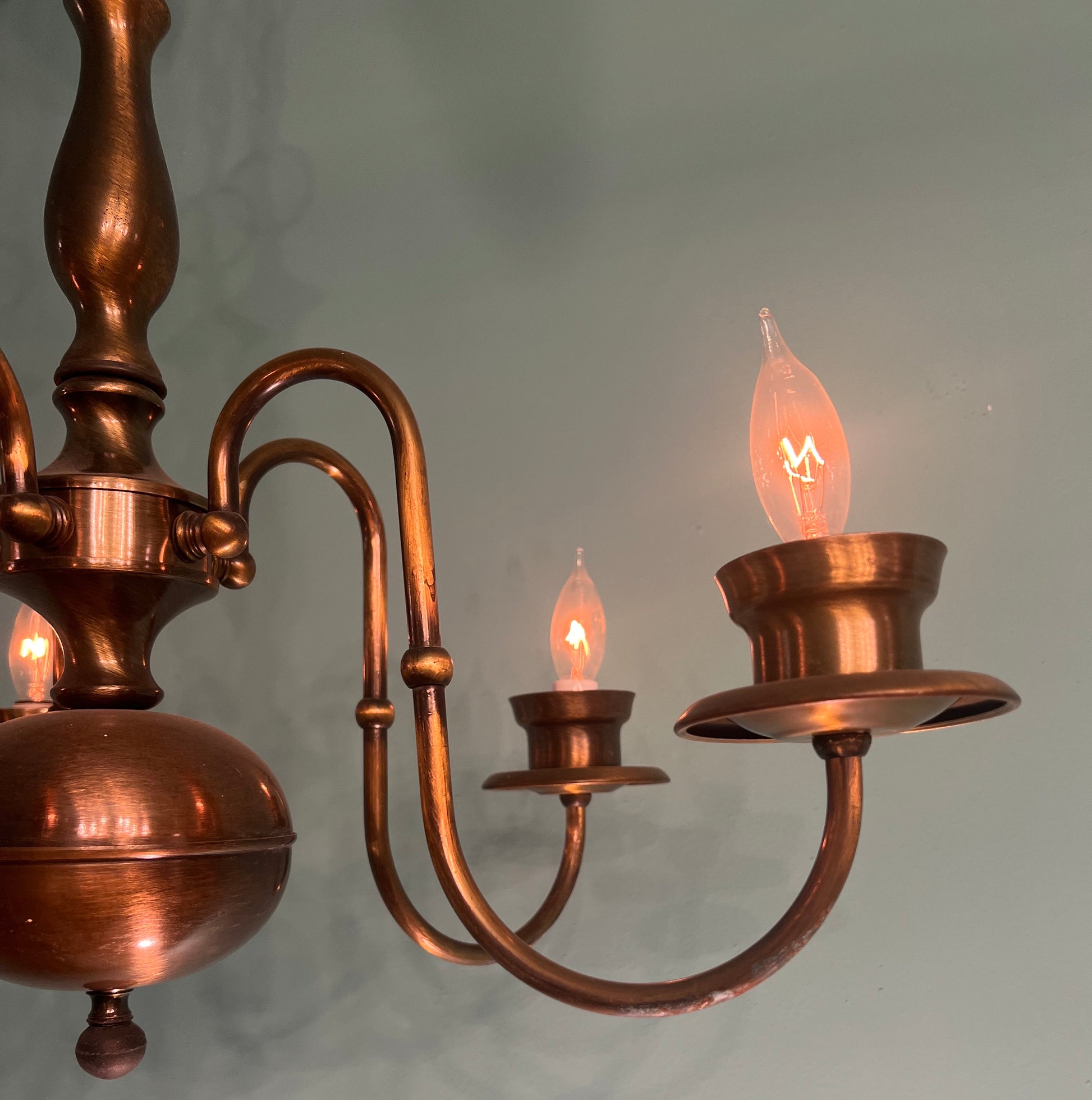 Vintage Early American-style Traditional 5-Light Chandelier in Antique Brass