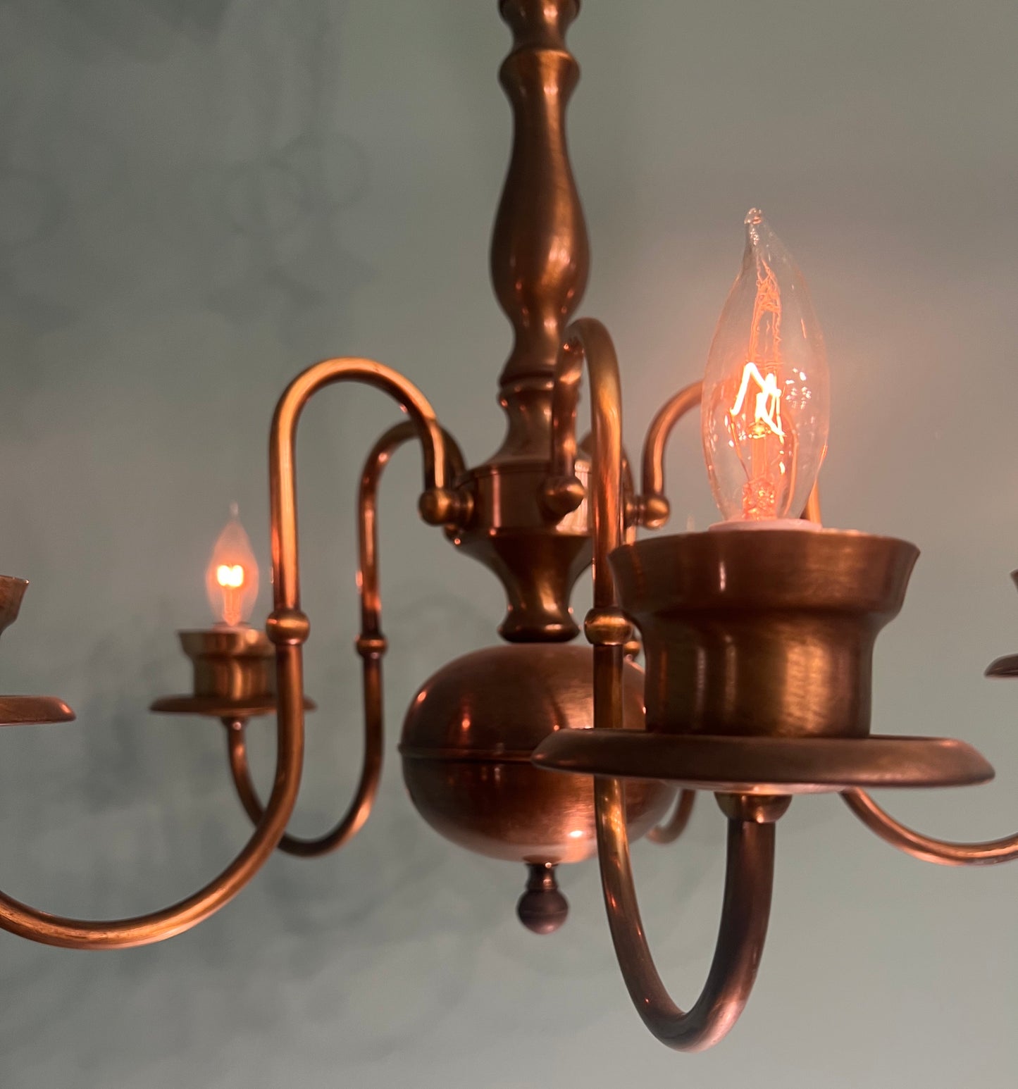 Vintage Early American-style Traditional 5-Light Chandelier in Antique Brass