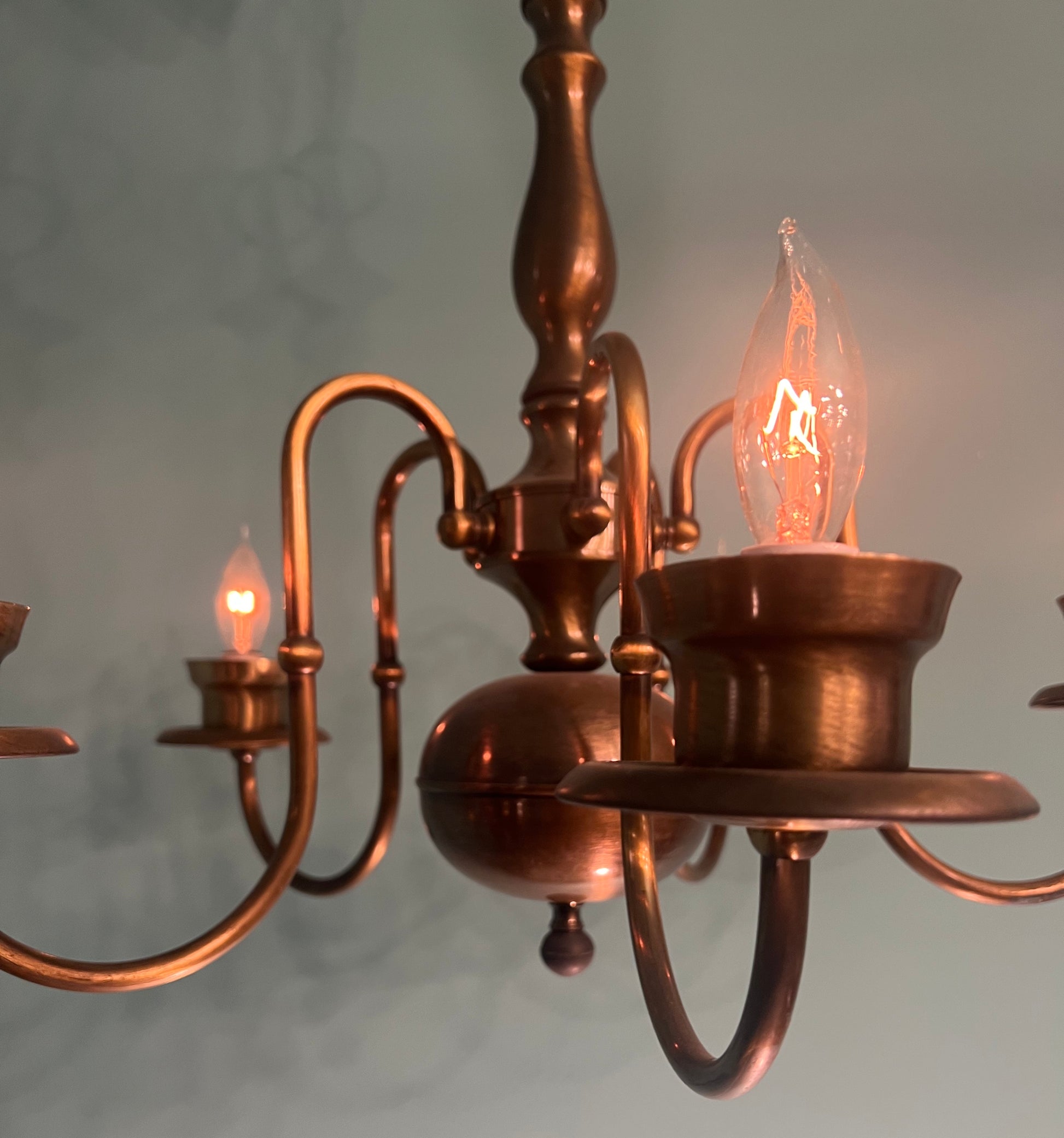 Vintage Early American-style Traditional 5-Light Chandelier in Antique Brass