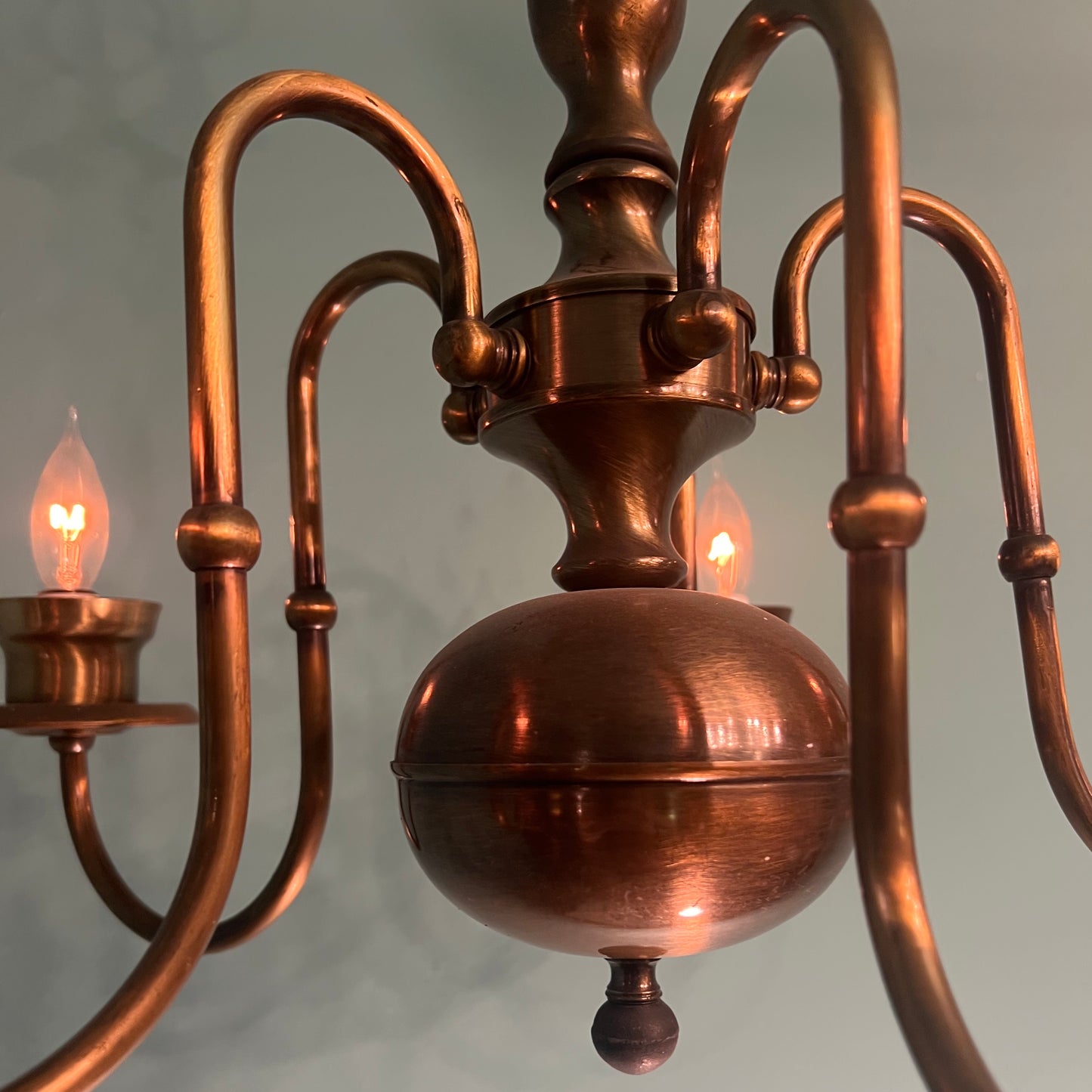 Vintage Early American-style Traditional 5-Light Chandelier in Antique Brass